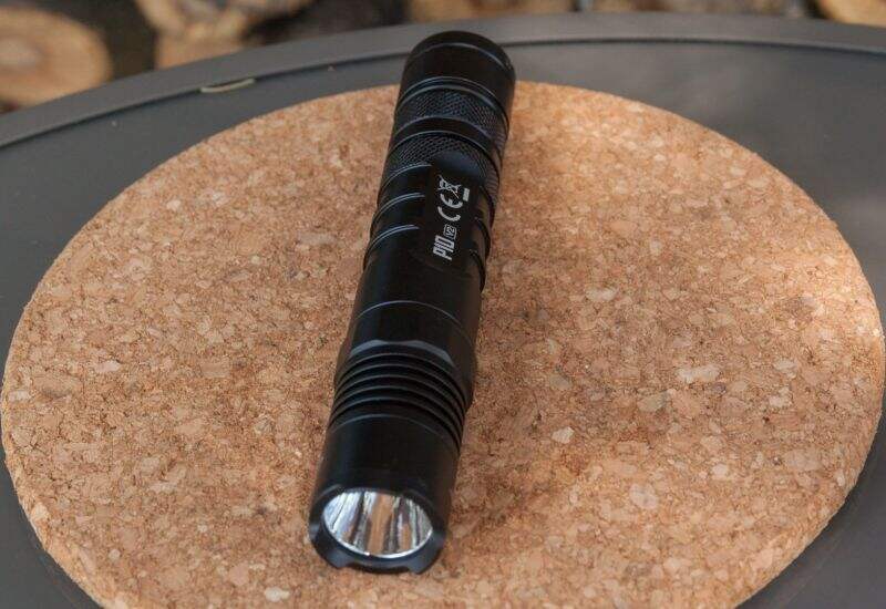 Практичный и удобный тактический фонарь Nitecore P10 v2